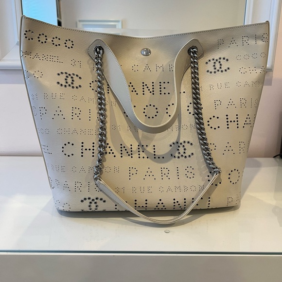 Chanel calfskin leather shopping tote with shoulder strap and separate handle - Picture 4 of 8